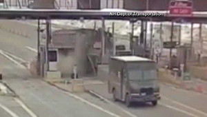 Clip: Xe tải đâm tan tành trạm thu phí