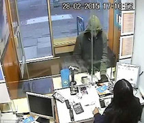 Nữ nhân viên ngân hàng dũng cảm, không sợ cướp có súng