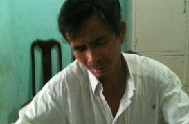 Nhậu say, đạp mẹ già 87 tuổi văng từ nhà ra sân