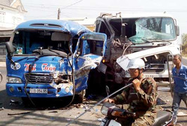 Ôtô khách biến dạng sau cú đấu đầu xe ben