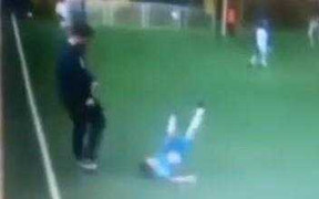 Huấn luyện viên đá cầu thủ ngã chổng vó trên sân bóng