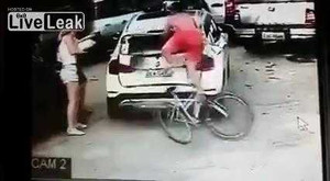 Xe đạp phóng như bay đâm vào ôtô