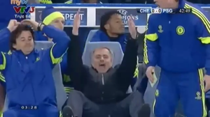 Mourinho 'cười mỉa mai' khi trọng tài không thổi penalty