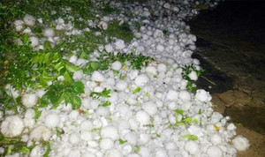 Lào Cai xuất hiện mưa đá phủ trắng đường