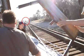 Kinh hoàng đoàn phim quay trên đường tàu bị tàu hỏa cán chết