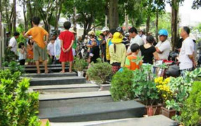 Nghi án nữ sinh uống thuốc trừ cỏ tự vẫn trong nghĩa trang