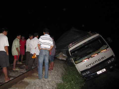 Tàu hỏa suýt tông xe tải chết máy giữa đường ray