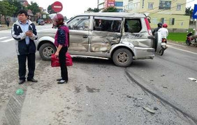 Xe tải tông xe 7 chỗ bay 12m trên đường