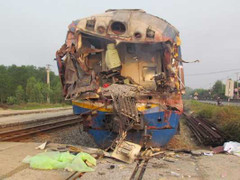 Tàu hỏa đâm đứt lìa ô tô: Lái xe tải sẽ bị xử lý ra sao?