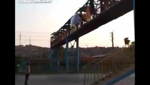 Thanh niên nghịch dại nhảy từ cầu cạn xuống đường đầy xe cộ