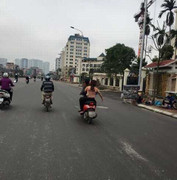 Cãi nhau với bạn trai, cô gái cởi phăng đồ giữa phố