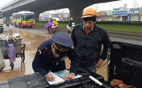 Truy tìm ‘thủ phạm’ biến phố Hà Nội thành vũng bùn lầy