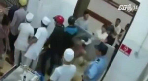 Video: Côn đồ đánh bác sỹ, đập phá phòng cấp cứu ở Lâm Đồng