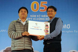 Tặng tủ sách, trao học bổng cho học sinh nghèo