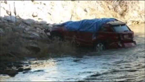 Ôtô rơi xuống sông 14 tiếng, bé gái 18 tháng tuổi thoát chết thần kỳ