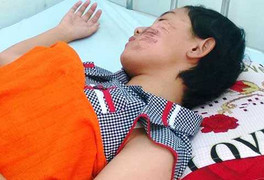 Tàu lượn trục trặc, hất 2 trẻ văng xuống đất