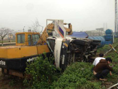 Tài xế ngủ gật, xe tải lao thẳng vào công trường ven đường