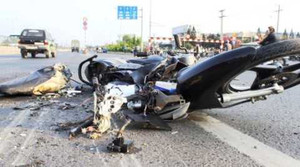 Thoát chết dưới gầm xe tải, thanh niên bỏ luôn xe máy