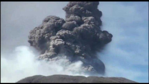 Xem núi lửa phun trào dữ dội, cột khói cao hàng km