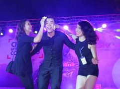 Đinh Mạnh Ninh được fan nữ xinh đẹp lau mồ hôi trên sân khấu