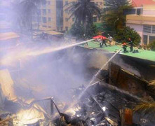 Cháy lớn TP.HCM: 2 cảnh sát bị thương, cả dãy nhà bị thiêu rụi