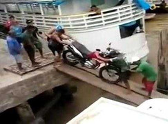 Thót tim pha xe máy và người rơi xuống sông