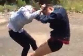 Kinh hoàng hai thiếu nữ đánh nhau, một người bất tỉnh