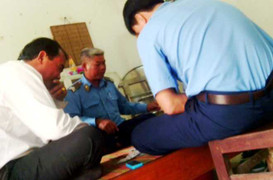 Cán bộ huyện đánh bạc với 4 thanh tra giao thông bị cách chức