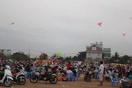 Diều 'khủng' cuốn bé trai lên cao 20m, rơi xuống đất tử vong