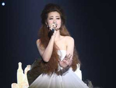 Đông Nhi hoá thành nàng ma cà rồng gợi cảm