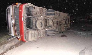 Xe khách lật ngang sau cú tông của xe tải