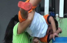 Bắt khẩn cấp kẻ ném con 2 tuổi xuống sân, gây tử vong