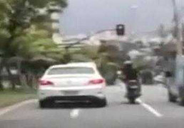 Clip: Đạp chân vào ôtô để trả thù, môtô ngã ngửa ra đường