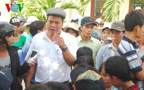 Hàng trăm phụ huynh cho con nghỉ học để phản đối chuyển trường