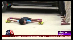 Clip: Bé trai 7 tuổi trượt ván điêu luyện dưới gầm xe