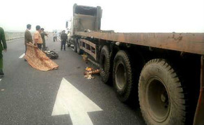 Chạy xe máy vào quốc lộ, lái xe bị container cán tử vong