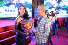 Việt My nhận hoa của nghệ sĩ kèn saxophone Minh Tâm Bùi