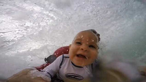 Tròn mắt xem bé 9 tháng tuổi lướt sóng như người lớn