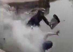 Phì cười hai tên cướp bị đuổi lao thẳng xuống ao