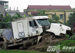 Mất lái, ‘hung thần đất Cảng' bay xa gần 100m