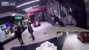 Môtô điên lao vào trung tâm mua sắm gây náo loạn