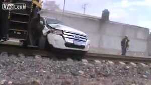 Kinh hoàng tàu hỏa đâm ôtô, kéo lê trên đường ray