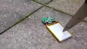 Pin điện thoại cháy rụi khi bị dao chọc