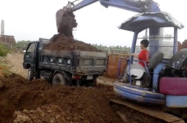HS lớp 4 ở Hải Dương lái máy xúc khiến nhiều người kinh ngạc