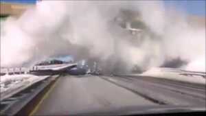 Xe tải chở tuyết va vào cầu vượt như bom nổ