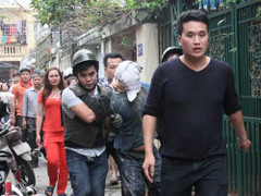 Chục cảnh sát đột kích khống chế thanh niên 'ngáo đá'