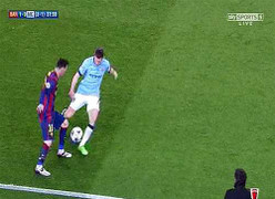 Guardiola ôm mặt thán phục cú xỏ háng đối thủ của Messi