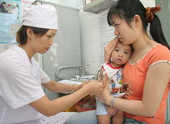 Vaccine dịch vụ và vaccine miễn phí: Chọn thế nào cho tốt?