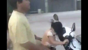 Rùng mình clip cha để con gái nhỏ phóng xe máy bạt mạng trên đường