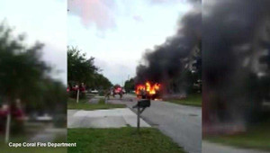 Kinh hoàng xe buýt chở học sinh đột nhiên bốc cháy